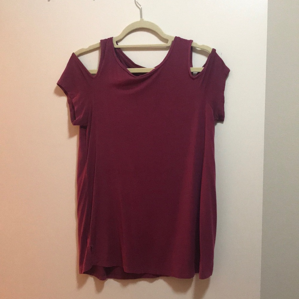 Exposed shoulder shirt